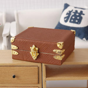 Nouvelle arrivée maison de poupée décoration Miniature bois cuir modèle stockage rétro boîte Ob11 bricolage maison de poupée magasin valise - Product Image 4