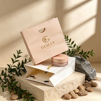 Sac cadeau en papier rose mat avec poignée découpée et logo estampé à chaud pour emballage de boutique cosmétique