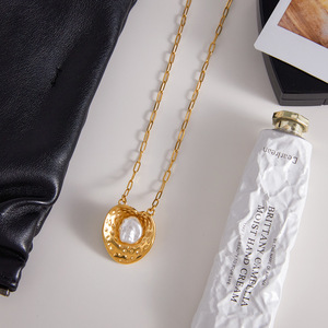 Collar con Colgante de Perla en Oro de 18K, Engaste de Bisel, Diseño Geométrico de Hoja, Amuleto Solitario para Uso Diario - Product Image 4