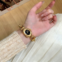 Ovale Armbanduhr für Damen im Retro-Stil Modische Legierung Quarz Glasanzeige Zeiger 28mm 9mm