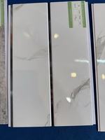 Panneau de plafond en PVC Largeur 250mm Conception en marbre Surface plane rainurée avec effet argenté