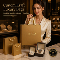 Emballage de bijoux fins (bagues, boucles d'oreilles) dans des sacs en papier rose poudré avec poignée en ruban de satin et logo en feuille d'or