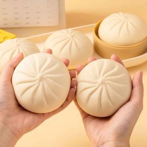 Pelota Antiestrés Realista con Forma de Panecillo de Cerdo Char Siu Bao BBQ, Juguete Sensorial para Niños y Adultos, para la Oficina - Product Image 4