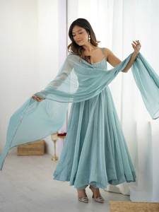 Nouvelle série 5000 Qualité Premium Level Robe traditionnelle pakistanaise brodée pour les femmes Vêtements ethniques pour les fêtes culturelles - Product Image 2