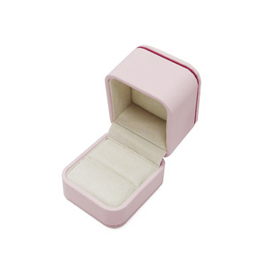 Vente en gros Boîte à bijoux avec logo personnalisé Boîte à bagues de luxe en cuir rose avec logo personnalisé Boîte d'emballage pour bijoux - Product Image 3