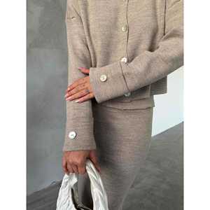 Ensemble de costume en tricot pour femme Visa, veste boutonnée beige et jupe assortie - Product Image 1