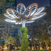 Sculpture d'arbre en métal feuille bleue Vincentaa, fontaine illuminée avec verdure suspendue pour aménagement paysager de place publique