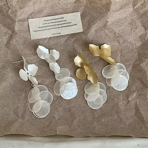 Pendientes Colgantes de Flor con Perlas y Circones Chapados en Oro Vintage para Mujer, Aretes Geométricos de Moda con Exageración, Accesorios de Joyería - Product Image 4