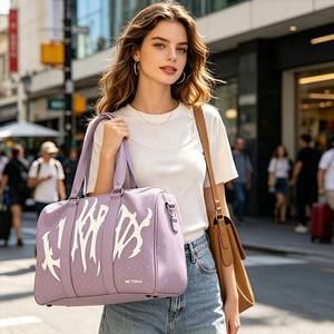 Sac <span class=keywords><strong>de</strong></span> voyage pour <span class=keywords><strong>femme</strong></span> en faux daim violet avec logo personnalisé, élégant, orné <span class=keywords><strong>de</strong></span> strass, grande taille, durable, léger, pour le week-end ou une nuit - Product Image 3