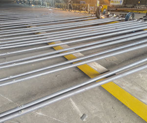 Poteau pliant en acier galvanisé à charnière intermédiaire de haute qualité de l'usine chinoise pour les applications de lampadaires - Product Image 3