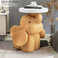 Adorable éléphant décoratif sur pied pour salon, grand meuble décoratif, près du canapé, plusieurs meubles comme cadeaux pour déménagement.