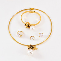 Ensemble en acier inoxydable, design élégant et tendance, collier à fleurs et perles, ensemble boucles d'oreilles et bague