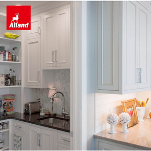 Armoires de cuisine sur mesure Alland de style moderne avec finition laquée mate, panneaux en MDF encastrés, îlot et porte en verre - Product Image 4