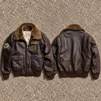 Blouson aviateur en similicuir marron pour homme avec col en fausse fourrure, badges, poches à rabat, poignets et ourlet côtelés, style pilote d'hiver
