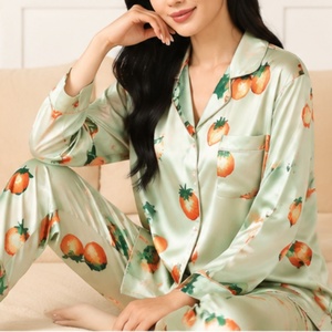 Pyjama en satin personnalisé imprimé numériquement pour femme – Ensemble de luxe sexy et confortable pour la nuit et la détente - Product Image 2