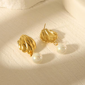 Orecchini Pendenti in Acciaio Inossidabile Placcato Oro 18K con Diamanti, Design di Alta Moda con Elementi Marini per Varie Occasioni - Product Image 3