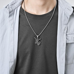 Collar con Colgante de San Miguel Arcángel, Alas en Tono Plateado, Joyería Religiosa Unisex - Product Image 3