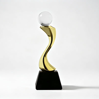 Trophées en métal durables faits à la main, concept doré en forme de S, avec boule de cristal, design 3D, impression UV, style moderne