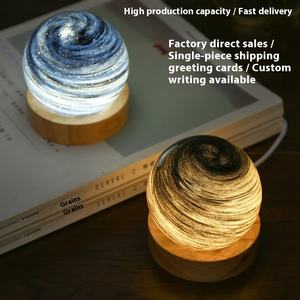 Lámpara de noche de pareja de puesta de sol romántica moderna con luz LED Pantalla de lámpara de mesa de <span class=keywords><strong>planeta</strong></span> arcoíris creativa para dormitorio transfronterizo - Product Image 2