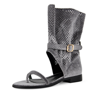 Sandales plates pour femmes à découpe ajourée, à la hauteur du mollet, avec bride à boucle métallique, style gladiateur, bout carré et côtés ouverts