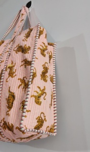 Acolchado Artista Boho Weekender Bag 100% Algodón Yoga Beach Tote con Handprint Floral Animal Print Ecológico Diseño sostenible - Product Image 5