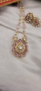 Conjunto de joyería de la mejor colección, collar tradicional chapado en oro con piedras rosas y cuentas blancas, estilo Rani Haar. - Product Image 2