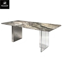 Table à manger rectangulaire moderne de luxe en marbre avec plateau en marbre, pieds en acrylique et en métal, parfaite pour les salles à manger de villas familiales