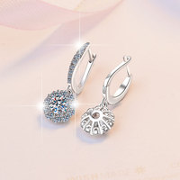 Anting-anting Hoop Berbentuk Bunga Berkilau dengan Kluster Batu, Perak Sterling S925 Berlapis Emas 18K, Potongan Brilian Moissanite, Perhiasan untuk Wanita