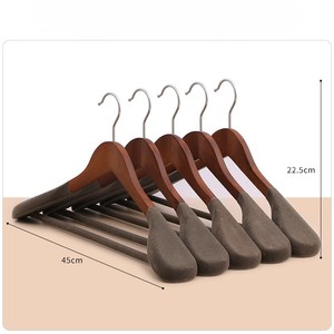 <span class=keywords><strong>Appendiabiti</strong></span> in legno antiscivolo all'ingrosso, con spalle in velluto floccato, per abiti di lusso - Product Image 2