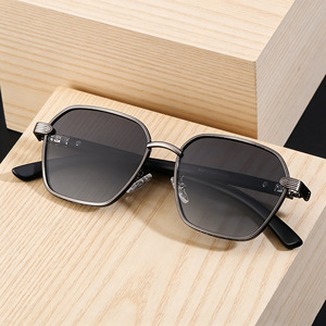 Nouvelles lunettes de soleil rétro pour hommes, monture carrée, branches effet bois, protection UV400, pour la conduite en extérieur - Product Image 2