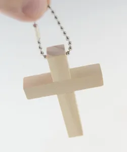 Petit cadeau en bois de pin décoration jésus découpé au laser blanc en gros jésus pendentifs croix en bois porte-clés