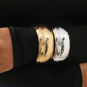 2024 New Arrival Fashion Jewelry Classic Hammer Pattern Wide Edge Bracelet Geometry Metal Spring Open Cuff Bracelet Bangles