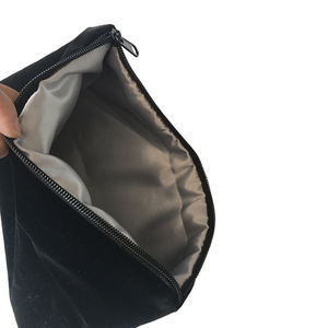 Bolsas con cremallera de cosméticos de terciopelo suave aceptables con logotipo personalizado con forro de satén en el interior - Product Image 6