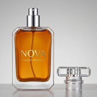 Flacon de parfum en verre plat de luxe 30ml 50ml 100ml, base lourde, atomiseur à pompe à brume fine, logo personnalisé OEM ODM, gravure mate
