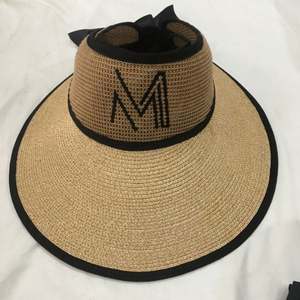 Sombrero de Paja de Playa para Mujer con Logotipo Bordado Personalizado, Visera de Paja con Lazo en la Parte Posterior, Ala Ancha, Sombrero de Paja para la Playa - Product Image 1