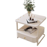Table basse de salon moderne et minimaliste de style nordique, avec plateau en pierre de style crémeux, rangement intégré