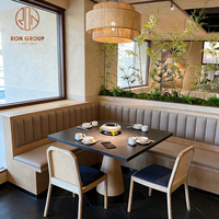 Ensemble de table en bois minimaliste, chaise en rotin, canapé en cuir gris clair incurvé, mobilier pour salon de thé, café, restaurant, hôtel, usage commercial