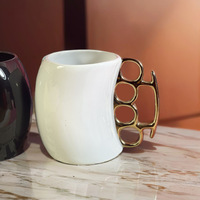 Tasse en céramique anti-explosion à motif dessin animé, avec poignée en forme de poing, corps courbé de couleur unie, forme irrégulière, résistante aux hautes températures et utilisable au micro-ondes