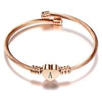 Bracelet extensible en acier inoxydable pour femme XM avec breloque cœur et gravure, bracelet en fil métallique pour femme avec 26 lettres gravées