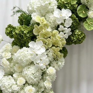 Arco de Flores Artificiales Hecho a Mano en Seda Blanca y Verde, Diseño Moderno para Entrada de Boda, Fondo Floral para Escenario - Product Image 4