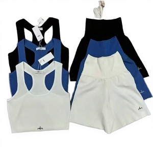 Ensemble de fitness deux pièces pour femme : Soutien-gorge de sport réversible et respirant avec logo frontal et short de fitness taille haute - Product Image 3