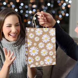 Sac de courses en papier kraft brun écologique avec des sacs cadeaux en papier colorés pour les plats à emporter et les fêtes - Product Image 1