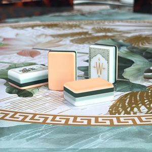 Coffret de Mahjong de Luxe Élégant pour Adultes, Personnalisé, 4 couches, Motif Tortue Américaine, Lotus Blanc, Tuiles Acryliques Peintes à la Main - Product Image 4