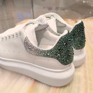 Chaussures de luxe de créateur Muq : baskets décontractées en cuir pour hommes et femmes avec un design de talon orné de strass dégradés - Product Image 6