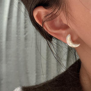 Pendientes de Plata de Ley S925 con Perlas, Diseño Retro Vintage de Luna, Joyería de Nicho Simple, Moderna y Refrescante - Product Image 2