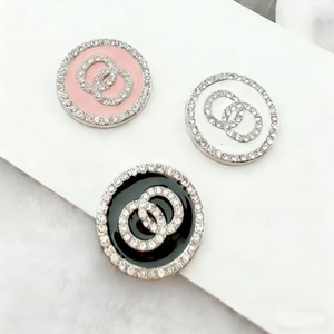 Dijes de resina de lujo personalizados al por mayor, de aleación metálica rosa de diseño, con parte trasera plana, brillantes, para decoración de fundas de teléfono - Product Image 2