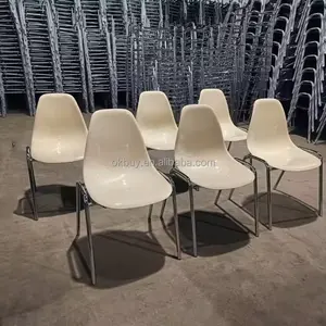 ऑफिस स्टैकिंग कॉन्फ्रेंस कुर्सियाँ प्लास्टिक रंगीन क्रोमड मेटल फ्रेम पैर स्टील मीटिंग रूम ट्रेनिंग चेयर बिना पहियों के