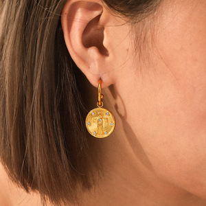 ต่างหูห้อยทรงเหรียญวินเทจ KITI ชุบทอง 18k ทำจากสแตนเลสสตีล สำหรับผู้หญิง สไตล์เรโทร ขายส่ง - Product Image 2