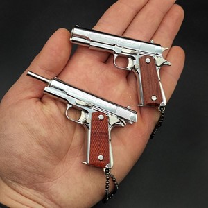 Llavero de metal con diseño de pistola 1911, modelo de pistola en miniatura, llavero de juguete con empuñadura de madera realista de 7.5 cm, llavero dorado, escala 1:3 - Product Image 2