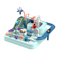 QS Jouet éducatif pour enfants unisexe, train en plastique avec rails, parking, piste de sauvetage urbain et 2 voitures de course, jeu d'aventure